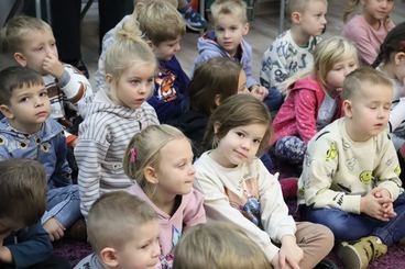 Wieluń: Biblioteka Miejska zaprosiła dzieci na spotkanie z fotografem Piotrem Pabisiakiem